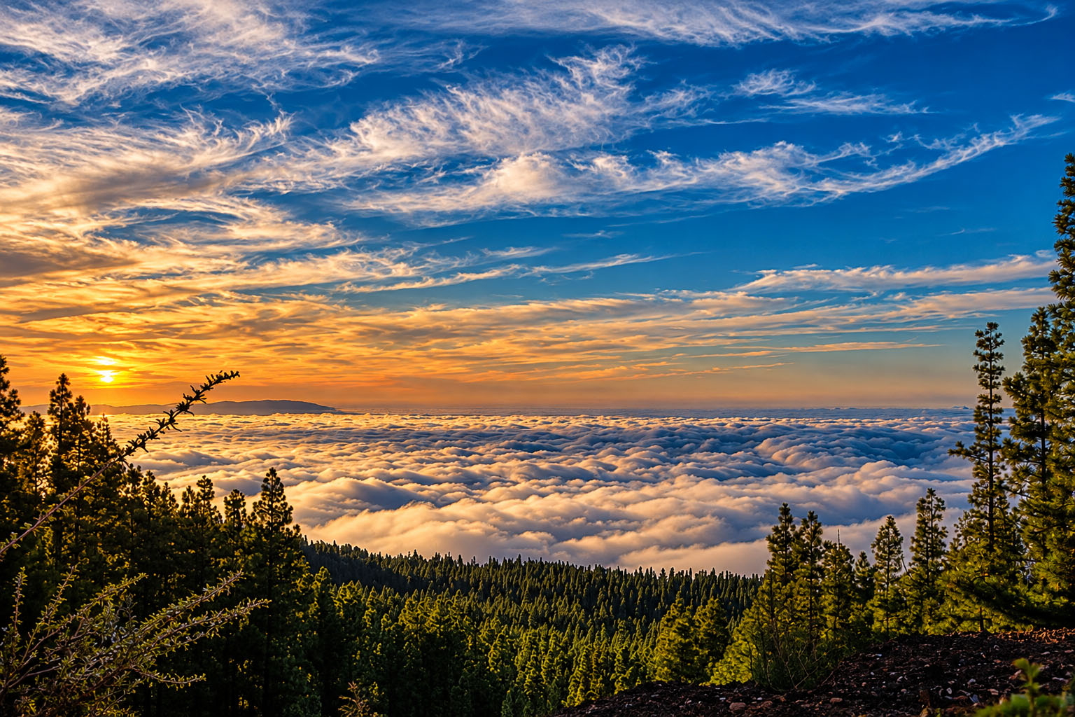 Horizonte de Fuego: Atardecer sobre un Mar de Nubes
